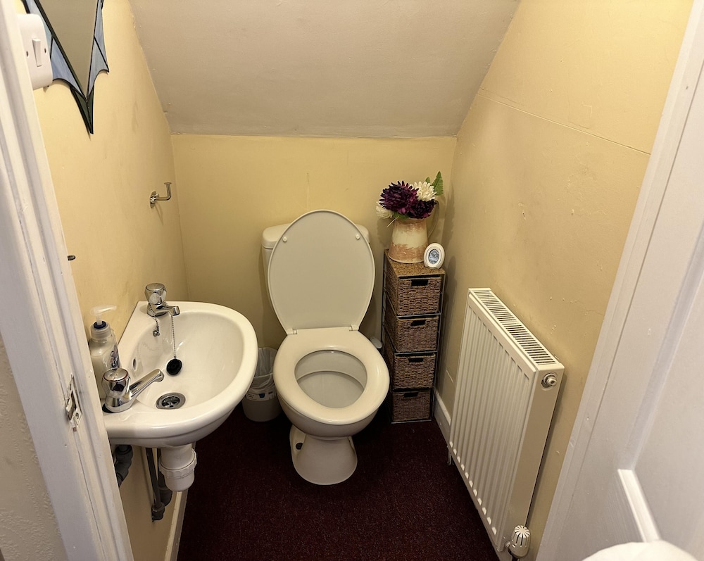 Llanidloes - Sleeps 7 - Parking - Pet Friendly