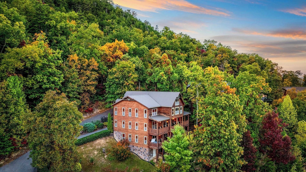 A View for All Seasons by Avantstay 12bdr w/ Game Room, Hot Tub, Movie Theater, Deck Views