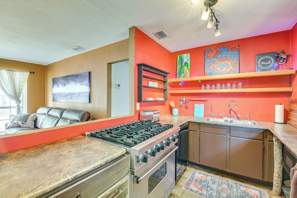 Fort Walton Beach Home ~ 2 Mi to Okaloosa Island!