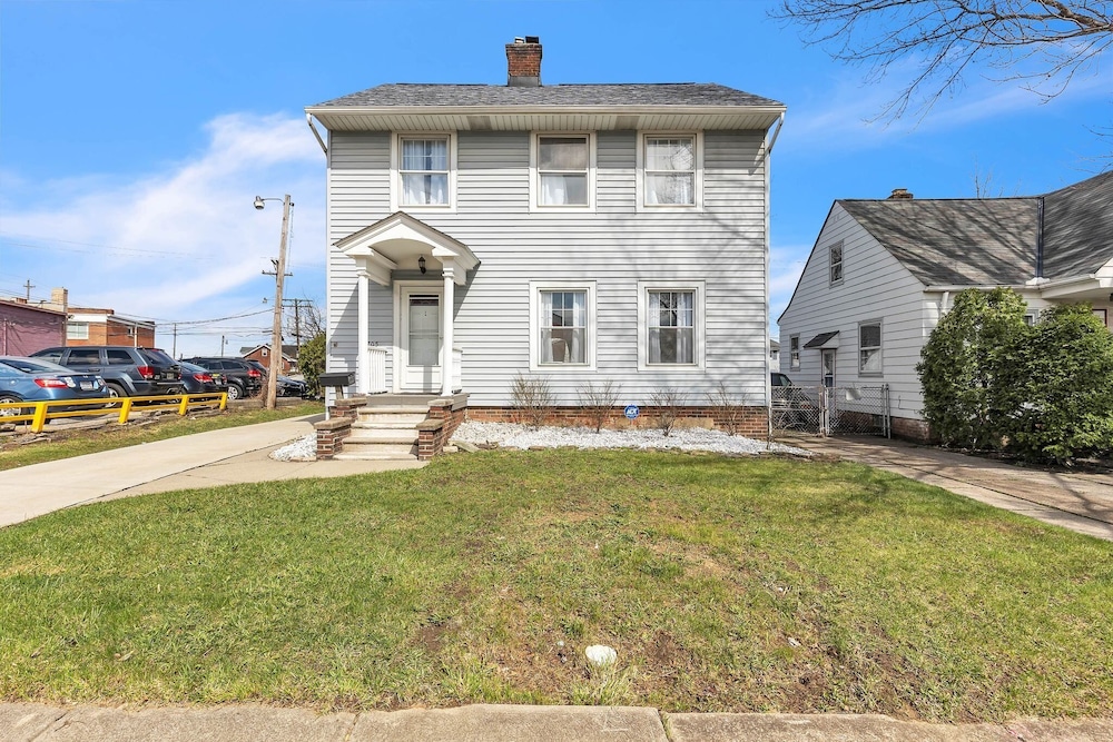 Cozy Getaway With Hot Tub, Patio & Fenced Yard 3 Bedroom Home