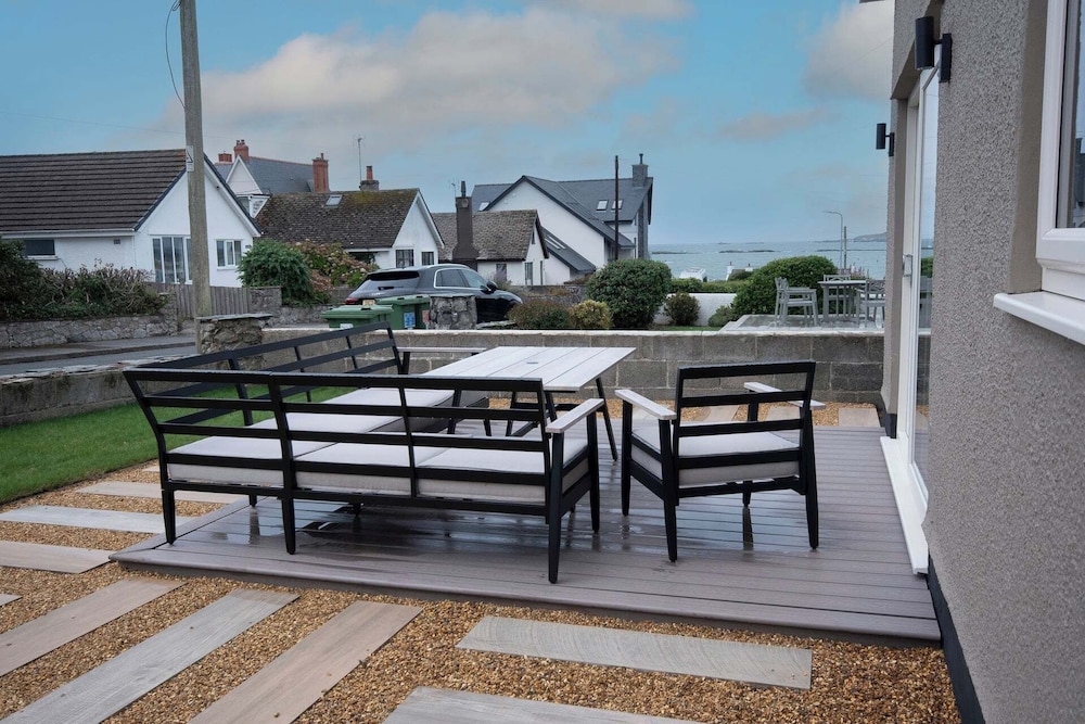 4 Bed Holiday Home by Guestz