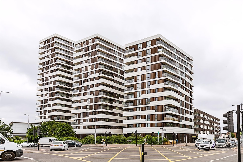 Modern 2-bed Flat With Terraces in Leyton