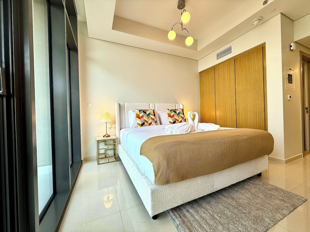 Lux BnB Aykon Tower