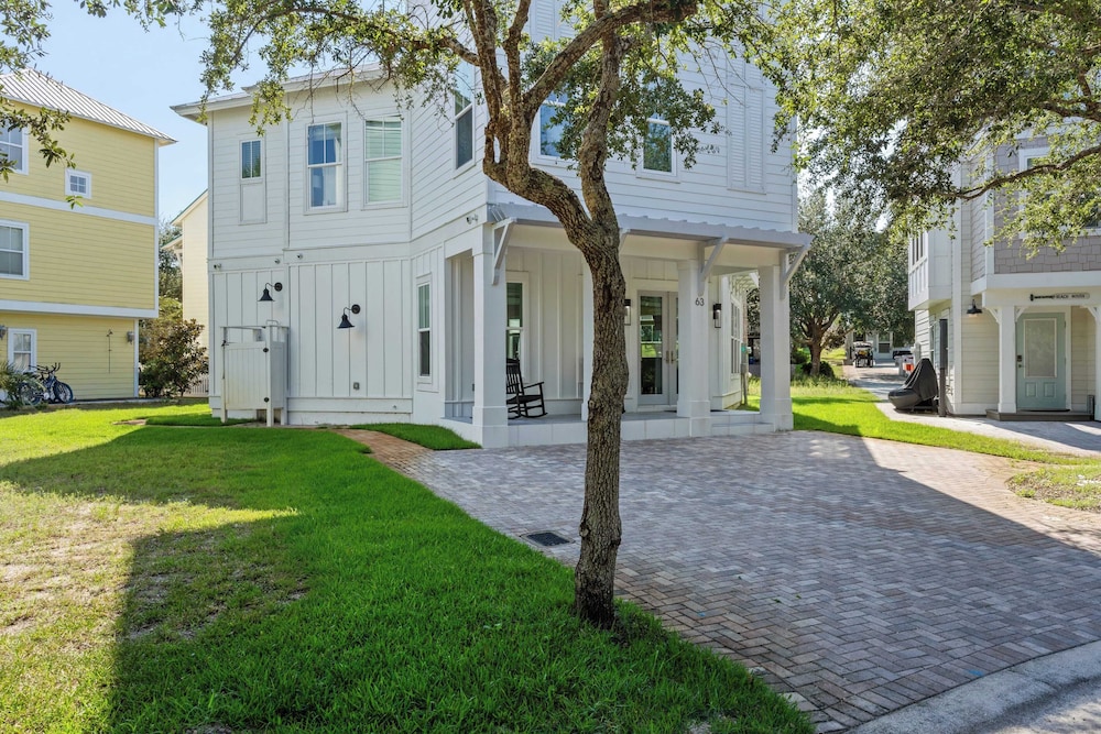 4BR Coastal Retreat w/ Pool, Patio & Games Lagniappe at Blue Mountain