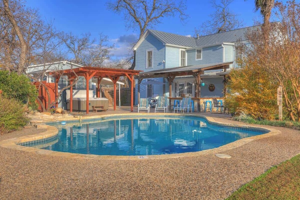 Victorian Escape-pool & Hot Tub!