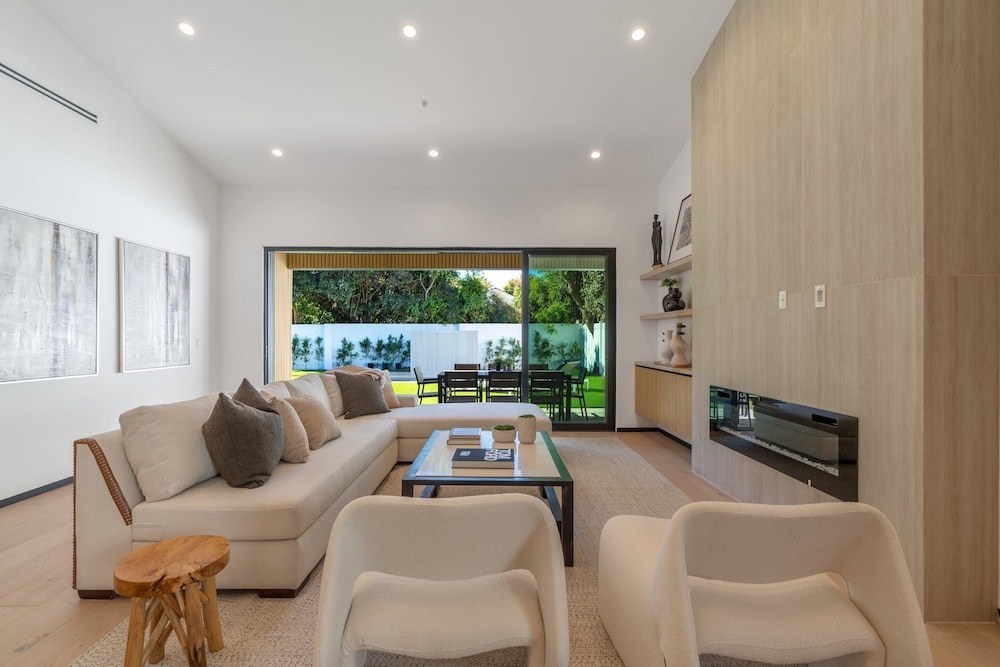 Noble Modern - Urban Sanctuary in Sherman Oaks With Poolside and Patio