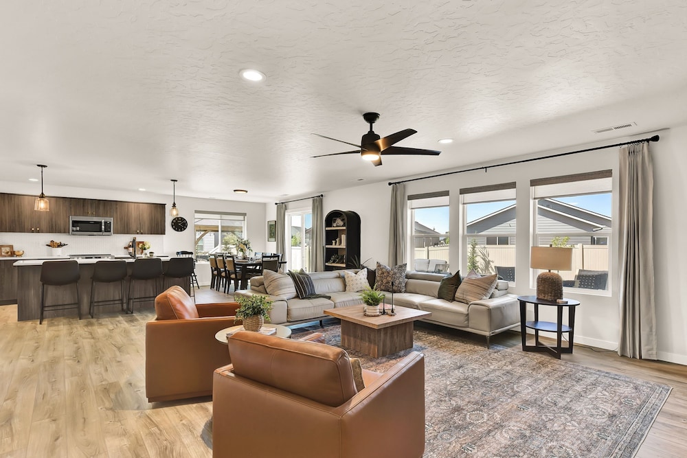 Spa Nights Game Room Fun Luxe 5BR Sleeps 17