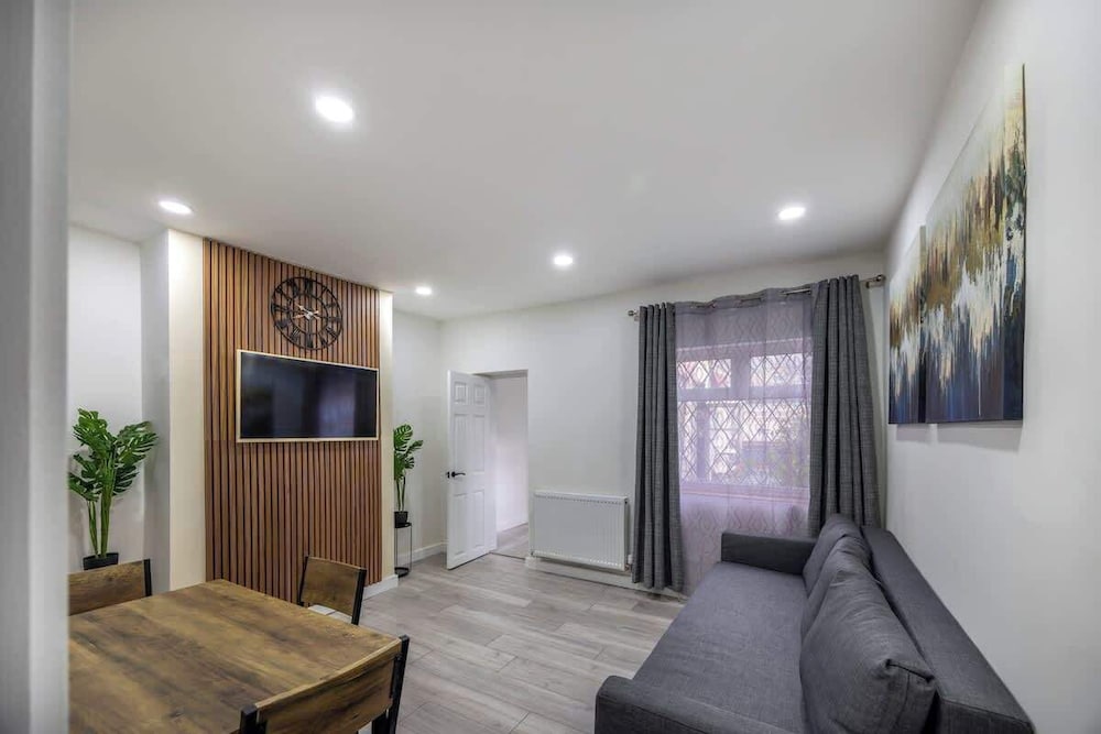 3bedroom 2 Bathroom House-free Parking 5 Beds