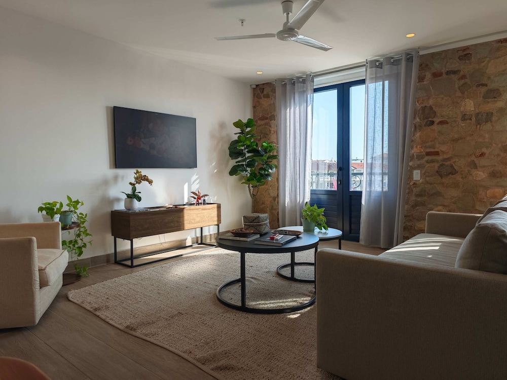 w Grandiose 1BR w Balcony in Casco Viejo