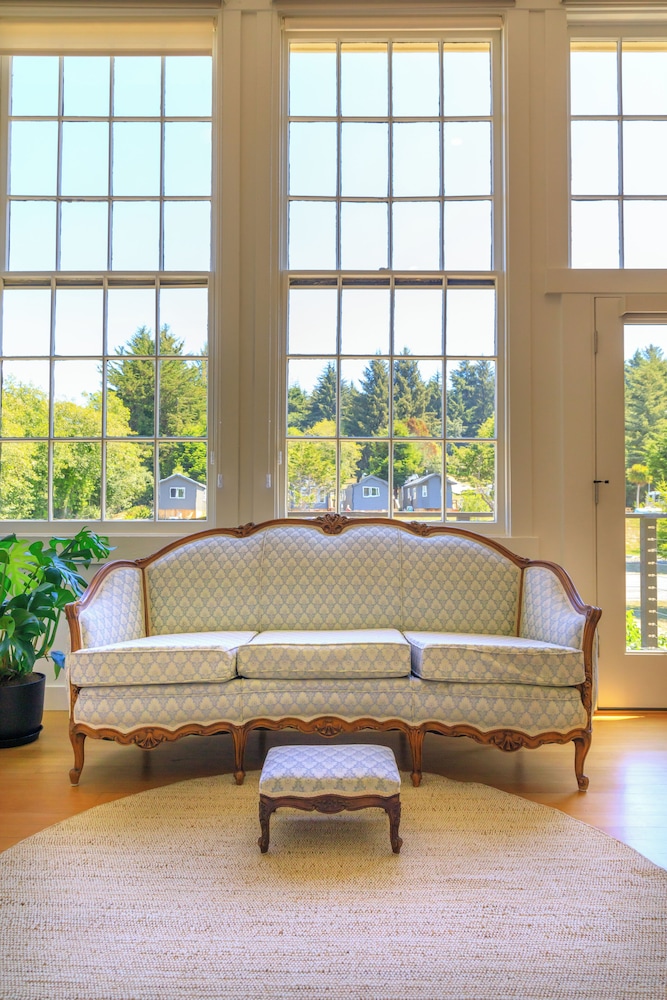 The Historic Schoolhouse Inn