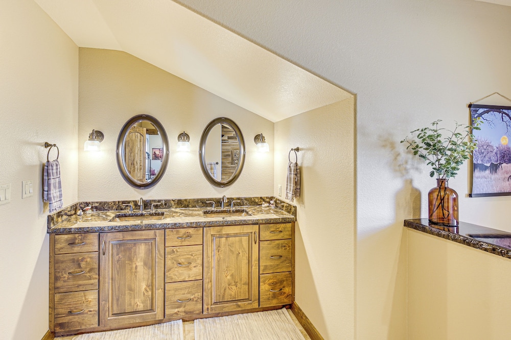 Riverside Retreat in Bridgeport w/ Game Room!