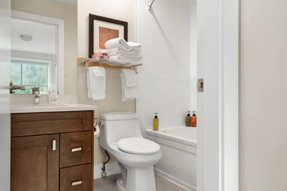 Harrison Lake Pets Welcome 3BR Suite