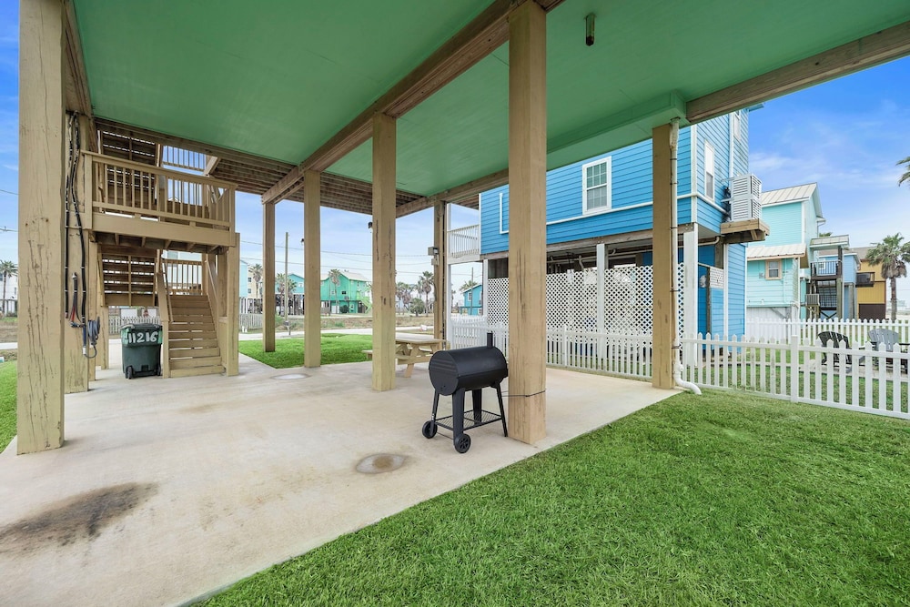 Sunny Beach House by Ryson Vacation Rentals