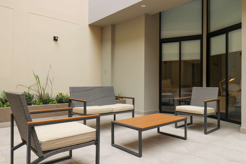 w Beautiful 2BR w Terrace Near Kennedy Park