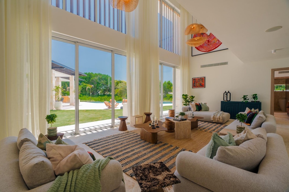 Modern 6 BDR Golf Front Villa in Luxury Beach Resort w Pool and Heated Jacuzziz