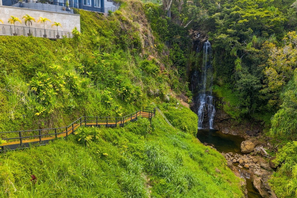 Waterfalling Estate in Ninole