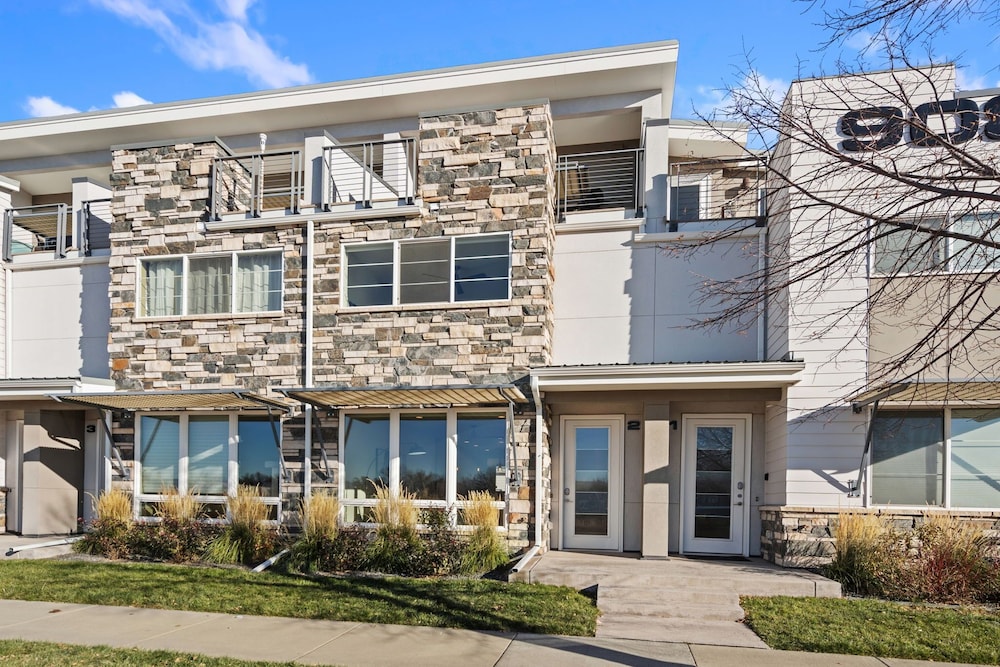 Mountain View Home w/ King Beds & Rooftop Deck