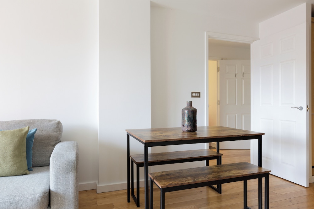 Beautiful Bow Apartment