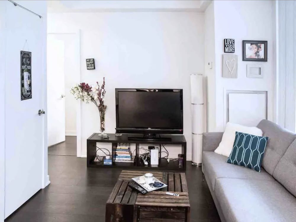 HomeHop - Entertainment District - Image 4