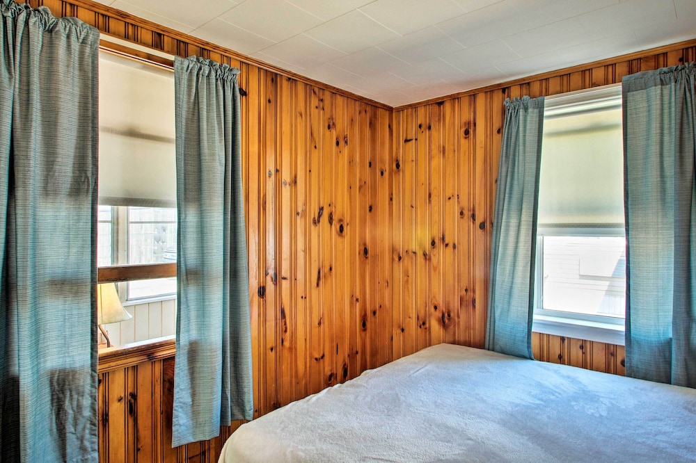 Cozy Hampton Cottage - Walk to Beaches & Marina!