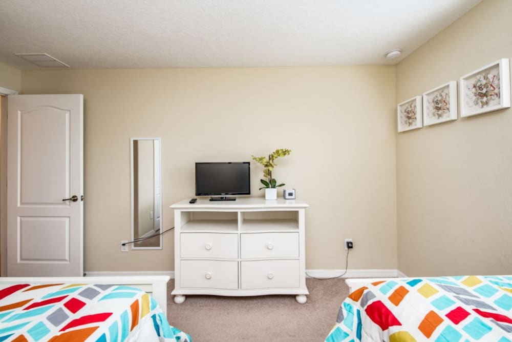4 Bedroom 3 Bathroom Town Home With Pool view 4
