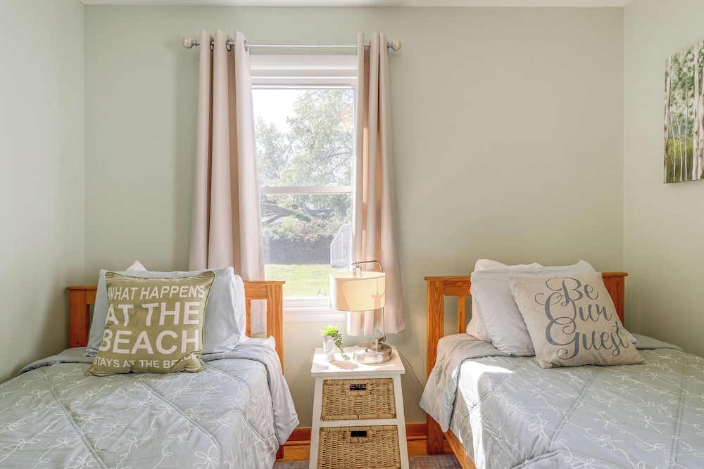 < 1 Mi to Colonial Beach: Coastal Gem w/ 2 Porches