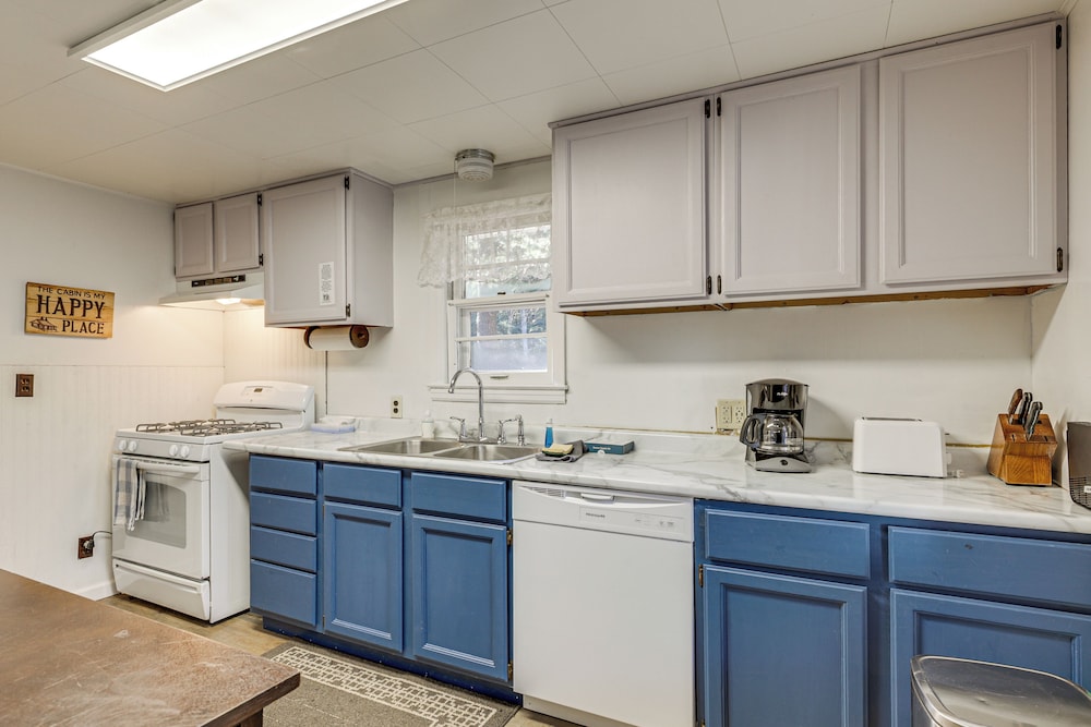 Year-round Chain of Lakes Retreat! Northwoods Home