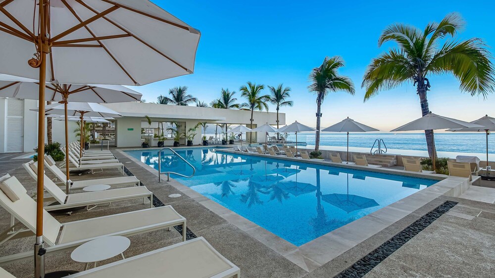 Gorgeous 1BR Condo With Pools Sea Views