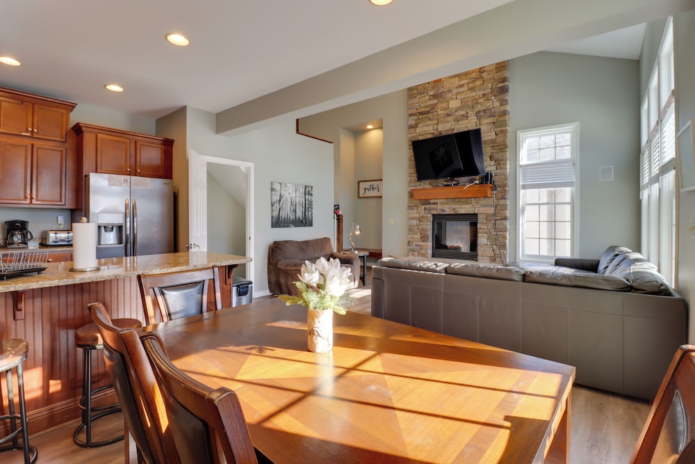 Hot Tub & Community Perks: Big Boulder Lake Escape