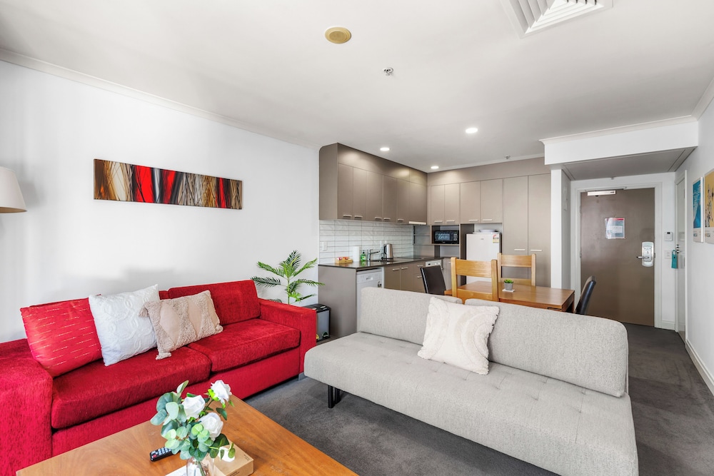 City Getaway 1BR Apt w Pool & Gym I Zodiak Stays