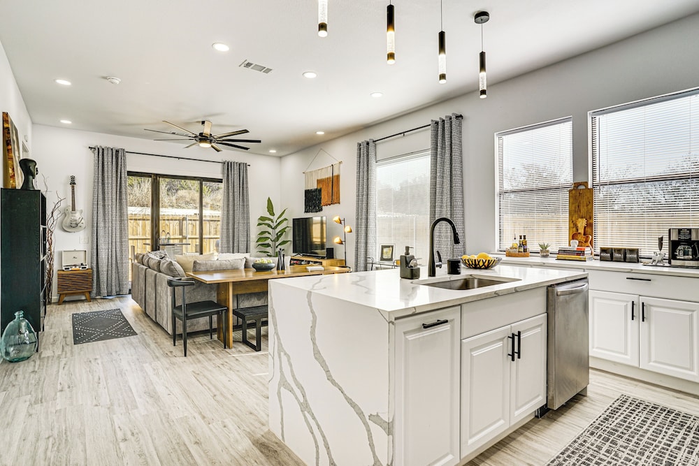 Walk to Lake: Modern Pet-friendly Home in Granbury