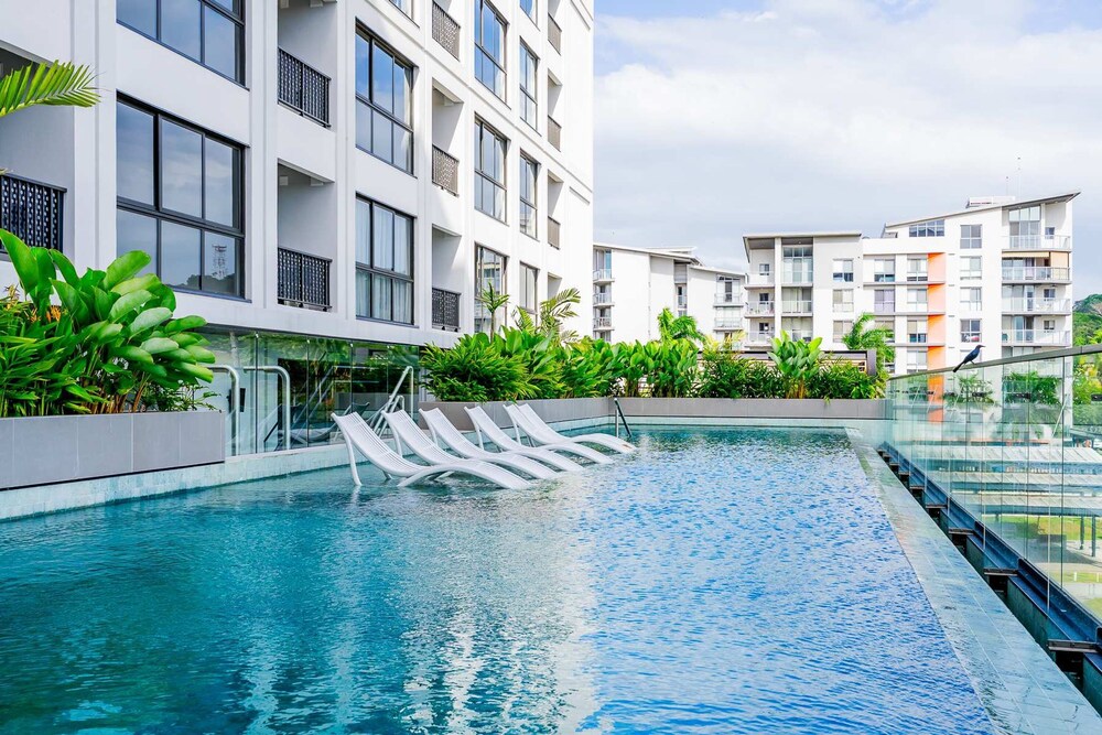 w Modern 2BR w Great Deco in Centriqo