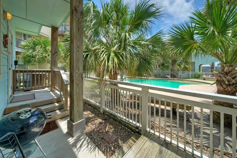 2 Homes in Las Palmeras by Avantstay Sleeps 18, Resort Pool + Private Patio Walk to Town, Golf Cart Zone