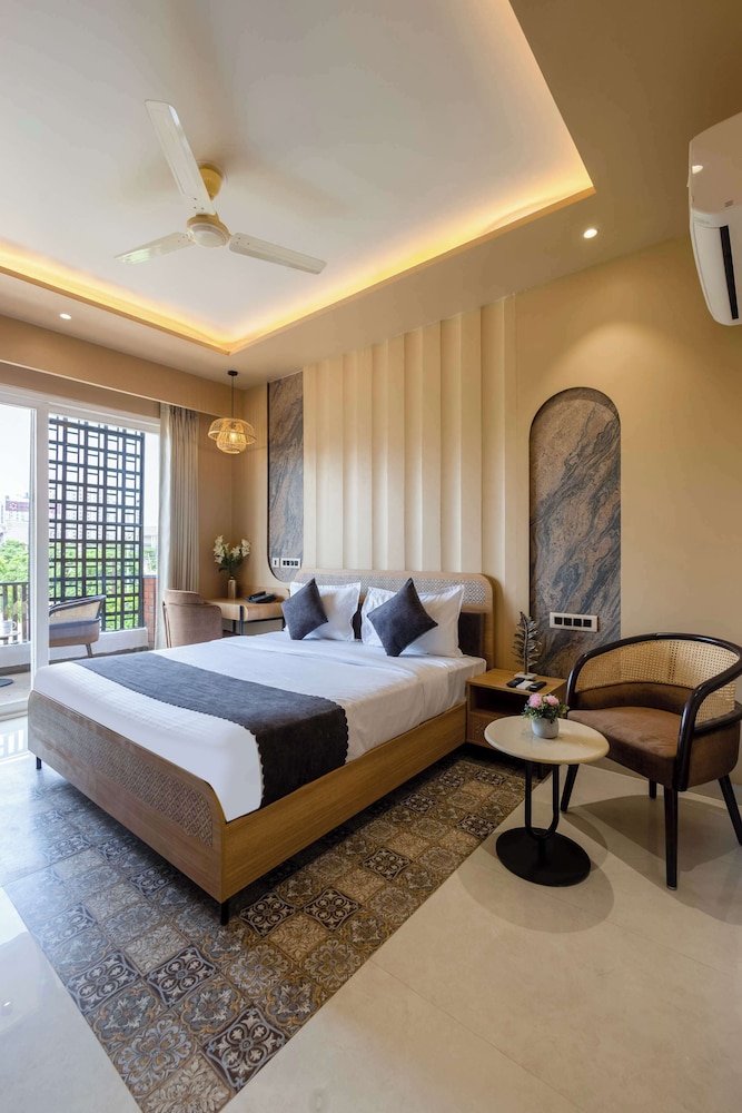Saltstayz Premier - Sector 50 & Golf Course Ext Road