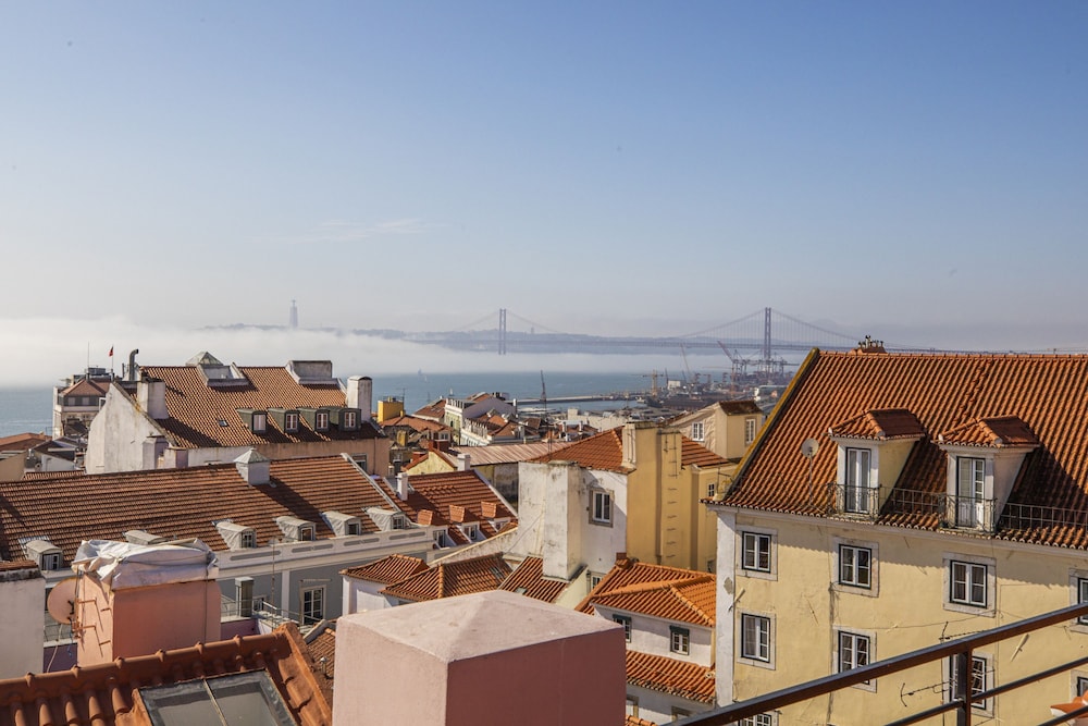Chiado Rooftop Apartment by Cadenzalux