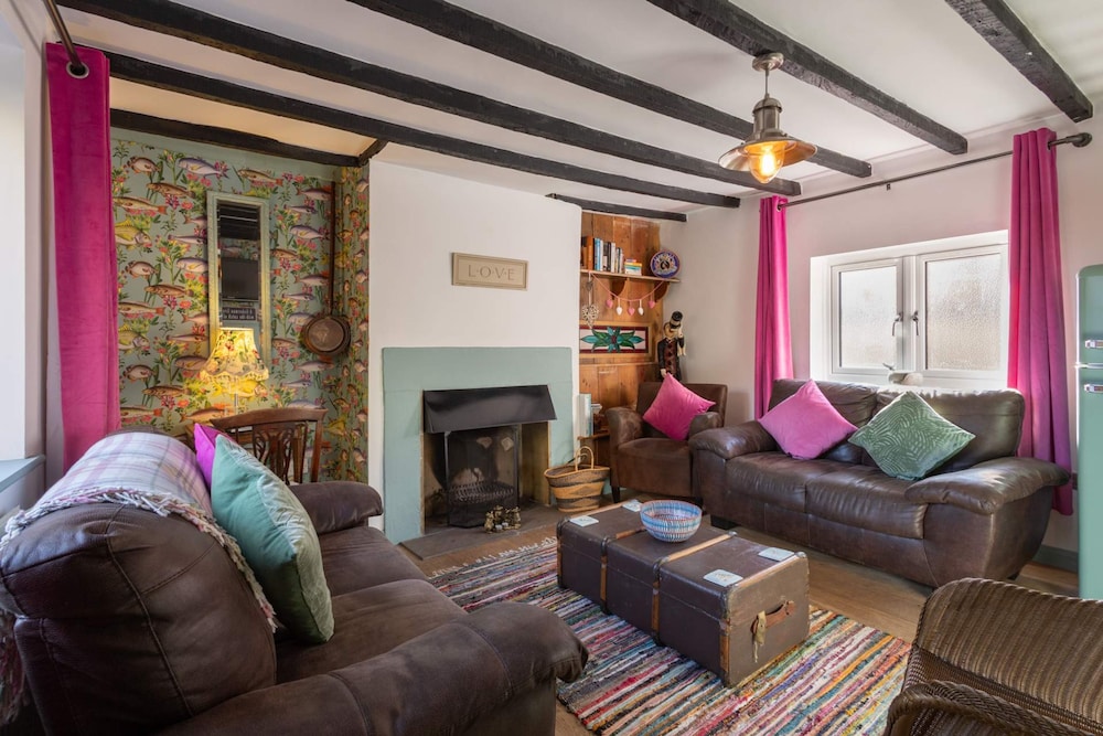 Host Stay Candyfloss Cottage