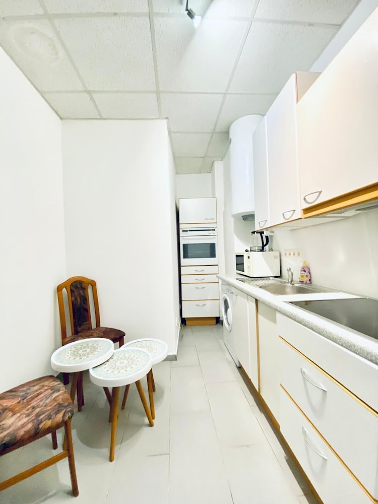 Cozy 3 Bedroom Apartment in Quiet Area