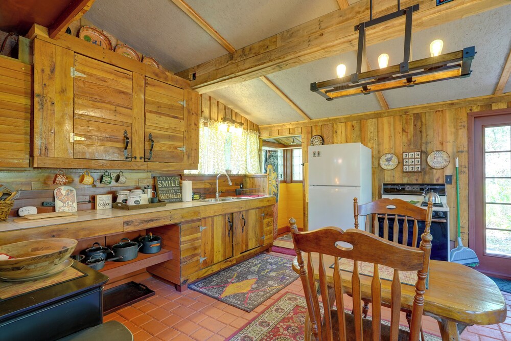 Glamping-style Cabin on 20-acre Farm Near Lutz!