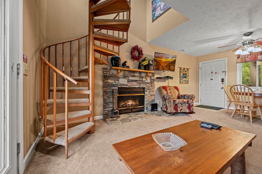 Hot Tub Heated Pool Mountain Views Sleeps 6