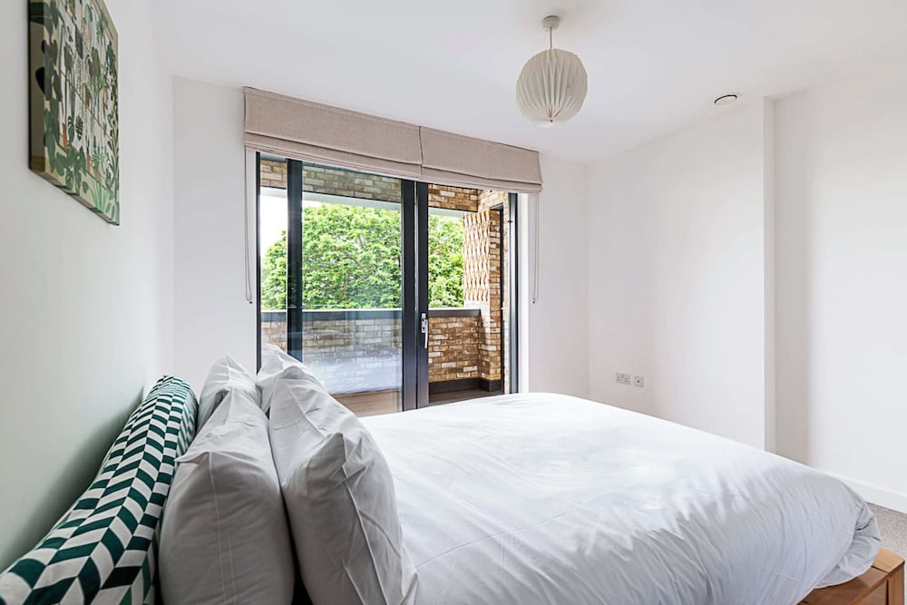 Well-connected, Cosy and Bright Modern Flat