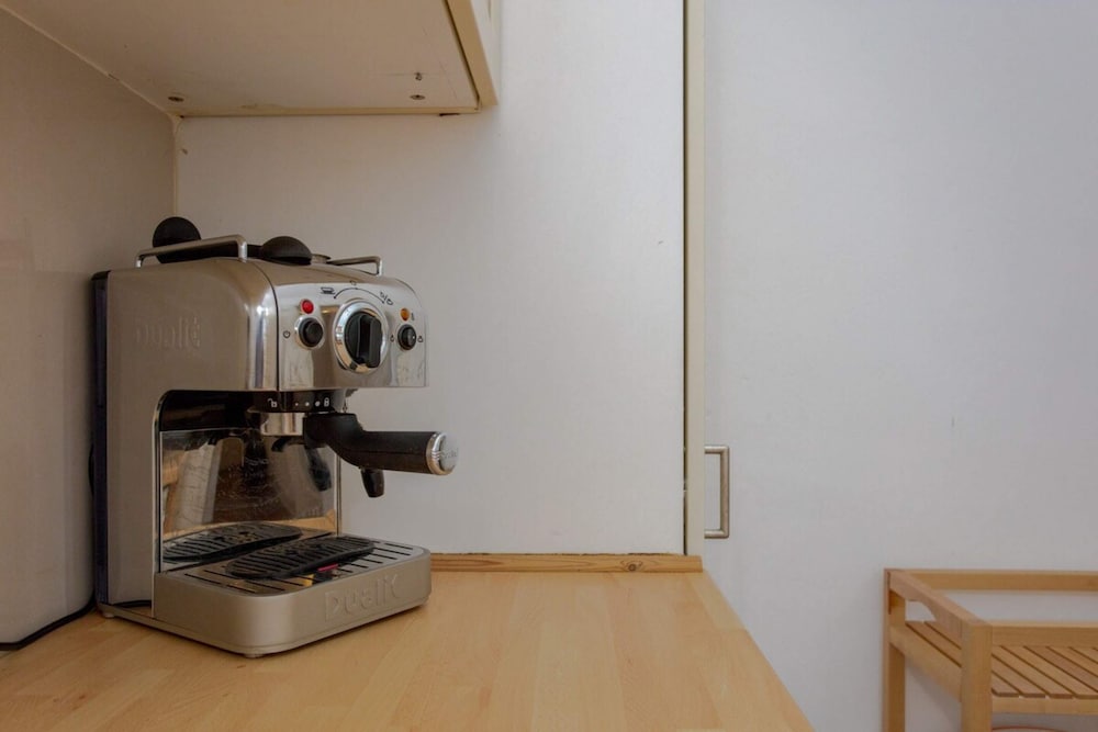 Contemporary 2 Bedroom Flat in Bayswater