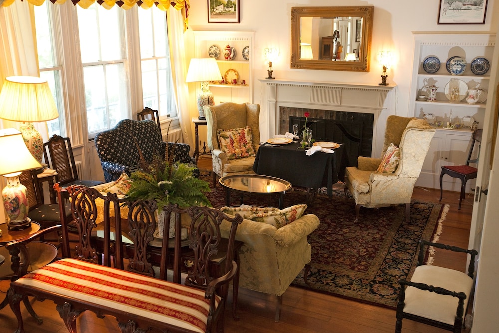 Inn On Poplar Hill