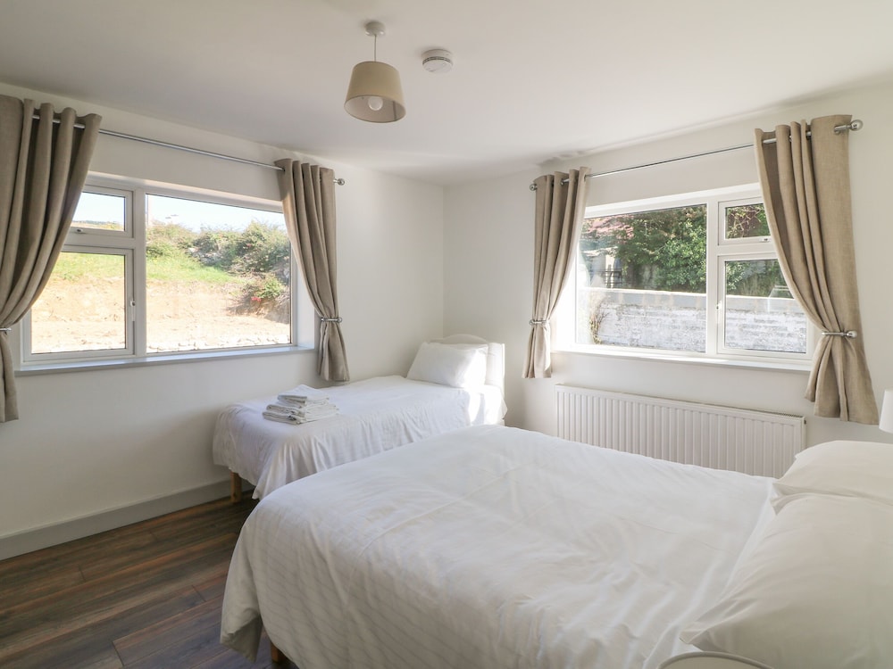 Macreddin Rock Holiday Cottage view 4