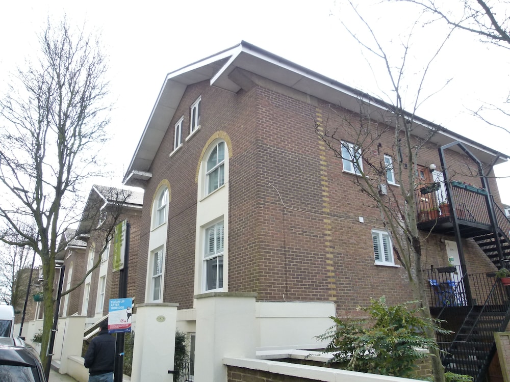 SS Property Hub - Family Apartment near Central London