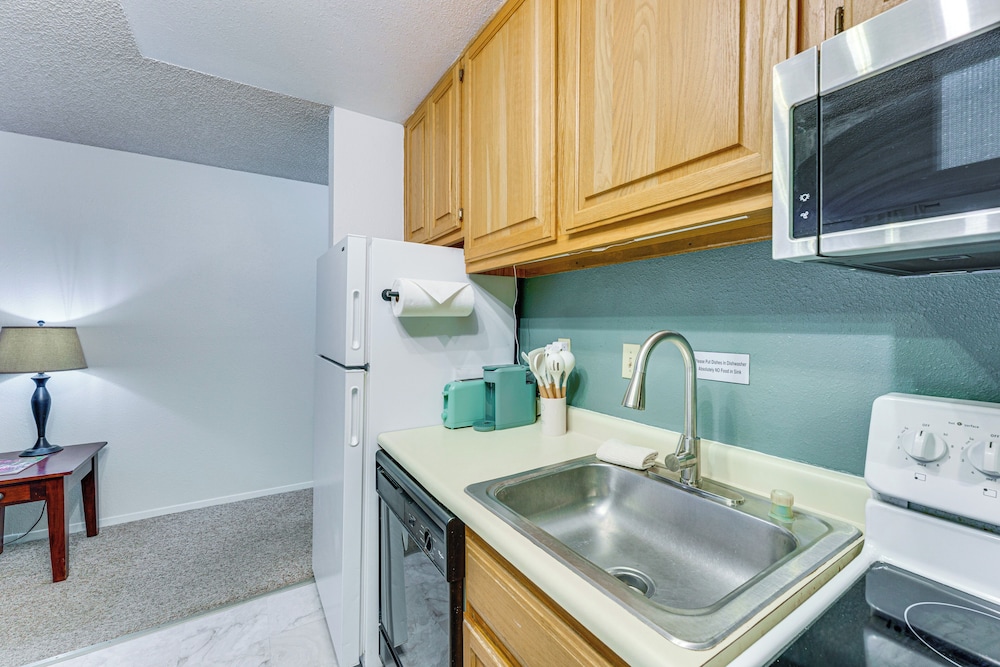 Easy Red River Ski Access! Outdoor Adventure Condo