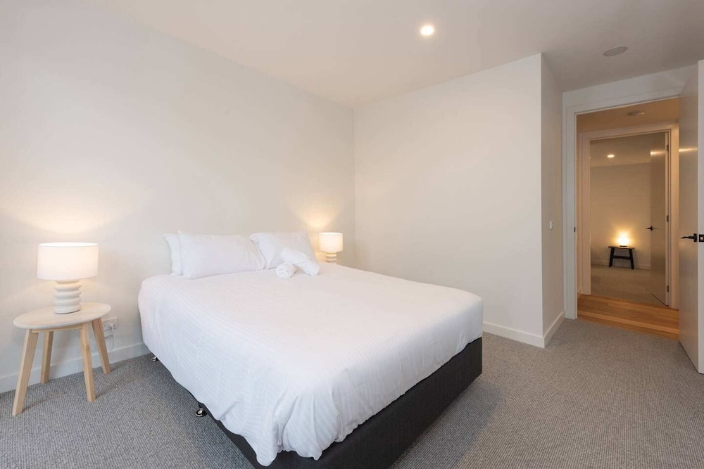 Luxe 3 Bedroom Apartment With Parking view 2