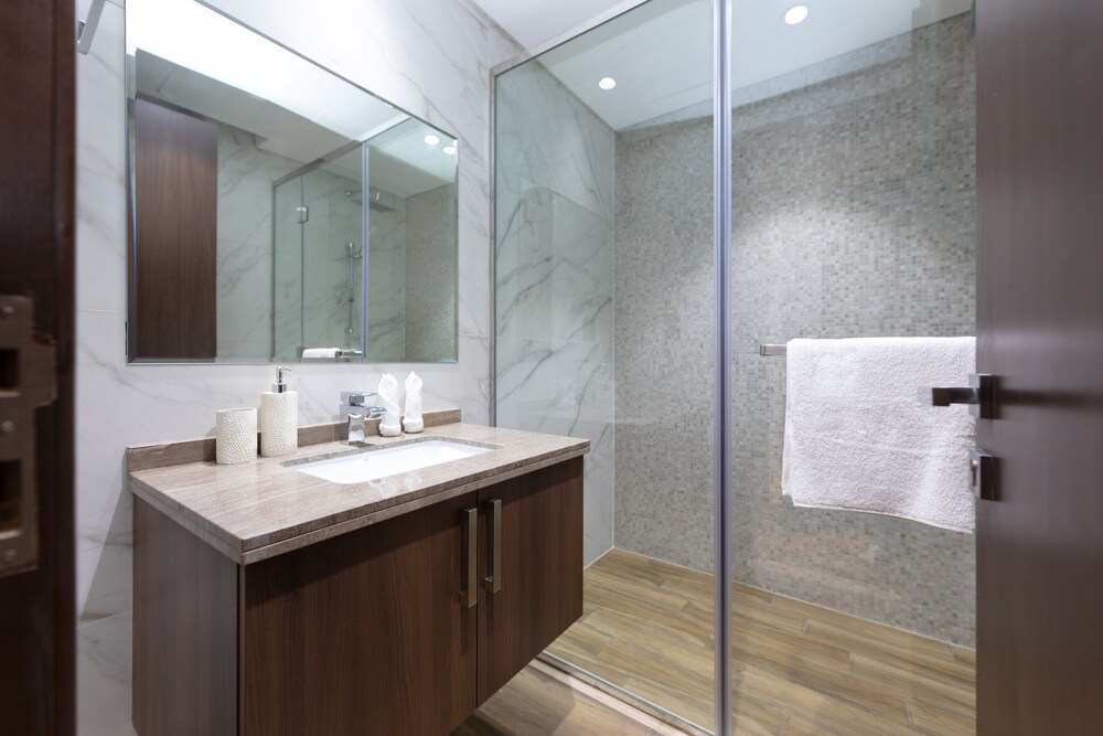 SIMPLY COMFORT Urban Chic Suites in J One Tower City & Canal Views