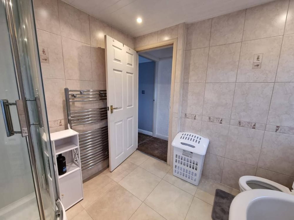 3 Bed Spacious House With Parking