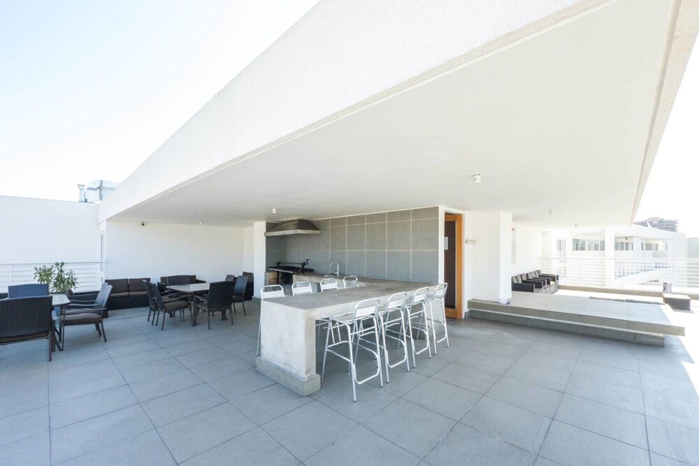 Modern Studio - w Pool Gym Steps Away From Metro
