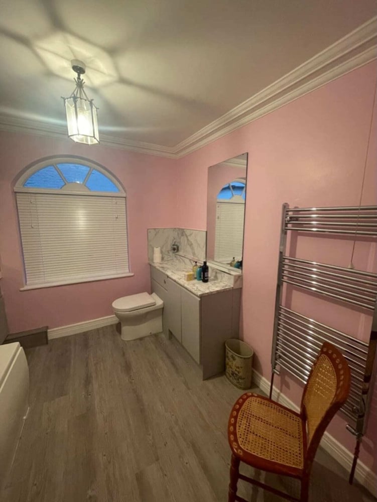 Expansive 4BD Home- 15 min From Buckingham Palace!